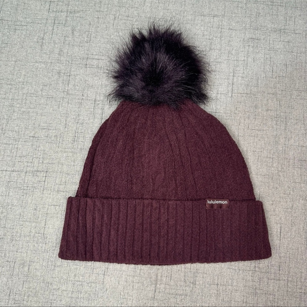 Lululemon Cable Knit Pom Beanie Hat Winter Hat Cassis NWT - Picture 4 of 9